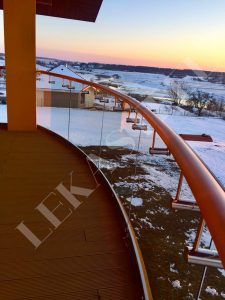 стеклянное ограждение террасы с поручнем