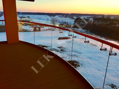 стеклянное ограждение террасы перилами из стекла и поручнем