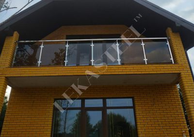 стеклянное ограждение балкона затемненными перилами + нержавейка