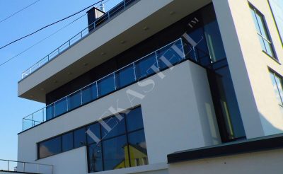 стеклянное ограждение балкона + нержавеющая сталь