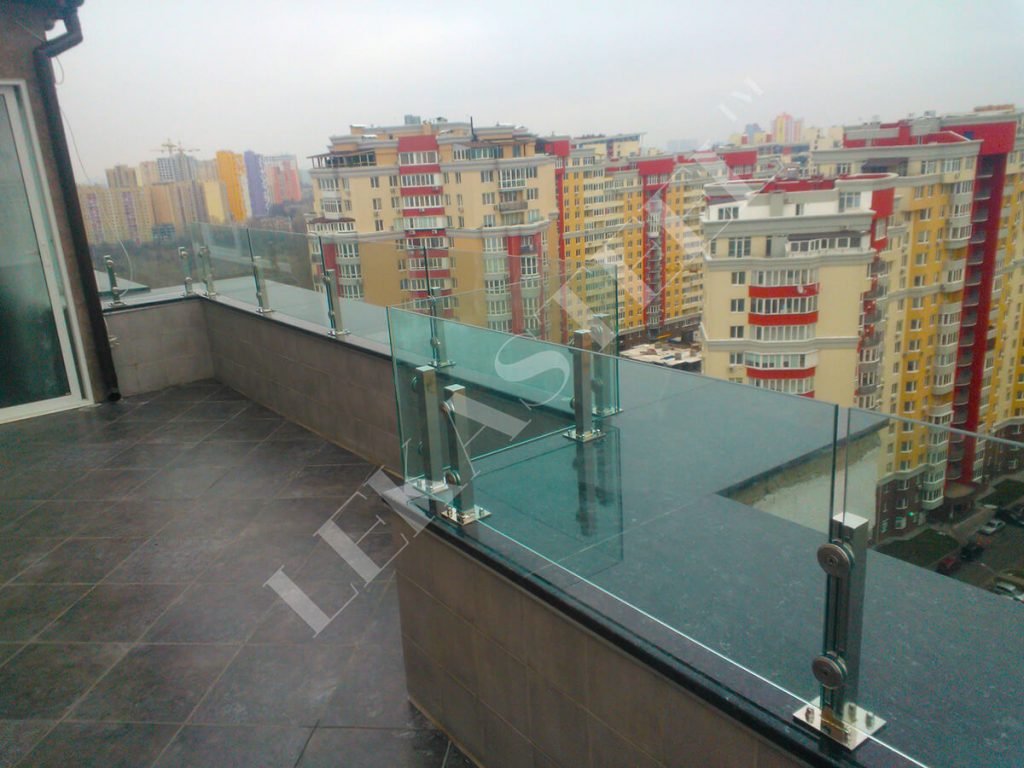 стеклянное ограждение террасы с нержавейкой в Киеве