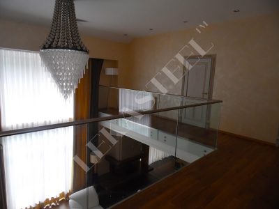 стеклянное ограждение лестницы в частном доме, ограждение второго этажа