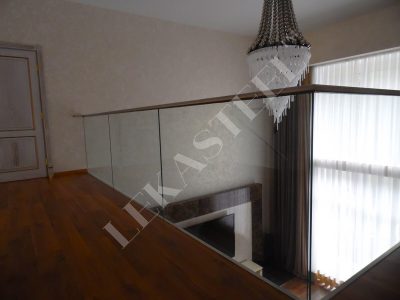 стеклянное ограждение лестницы в доме, стеклянные перила на второй этаж