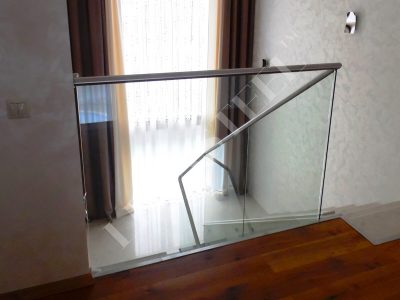 стеклянные перила на лестницу, стеклянное ограждение лестницы в доме