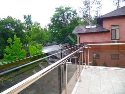 стеклянное ограждение террасы и балкона затемненным стеклом