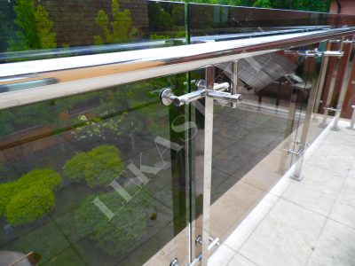 ограждение балкона стеклянными перилами из нержавейки