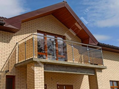 ограждение балкона перилами из стекла