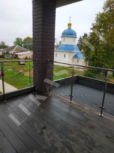 стеклянное ограждение террасы затемненными перилами с нержавейкой