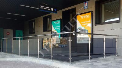 стеклянное ограждение темными перилами из стекла