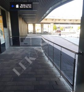 стеклянное ограждение террасы с затемненным стеклом