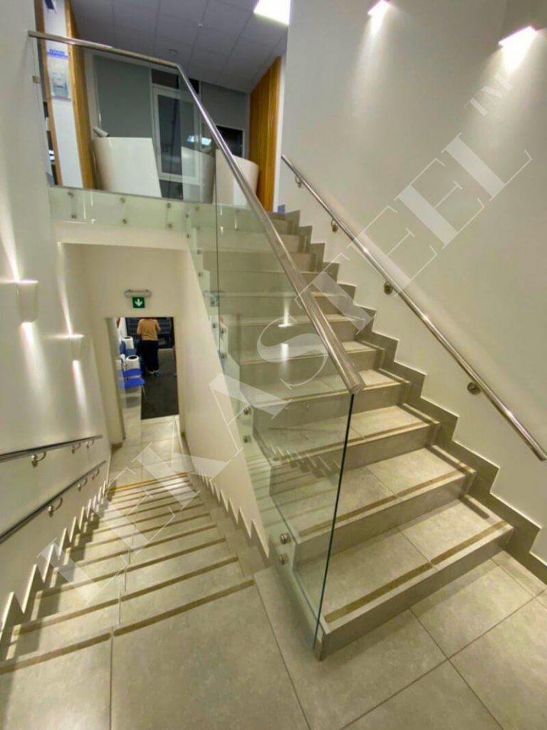стеклянное ограждение лестницы + поручень из нержавейки