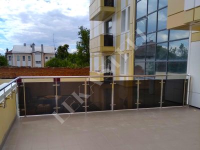 стеклянное ограждение террасы перилами из стекла и нержавейки