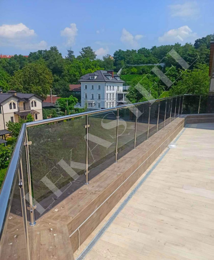 стеклянное ограждение террасы перилами из затемненного стекла