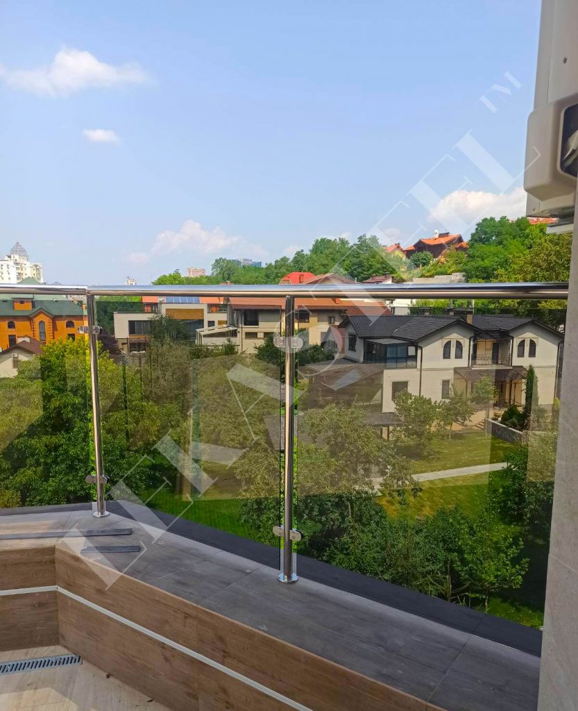 затемненное стеклянное ограждение террасы перилами