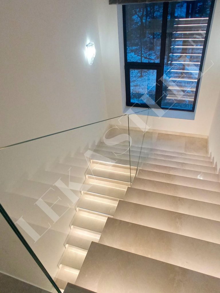 ограждение лестницы стеклянными перилами