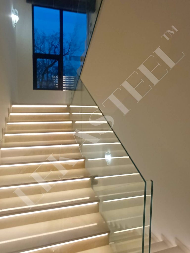 стеклянное ограждение лестницы цельностеклянными перилами
