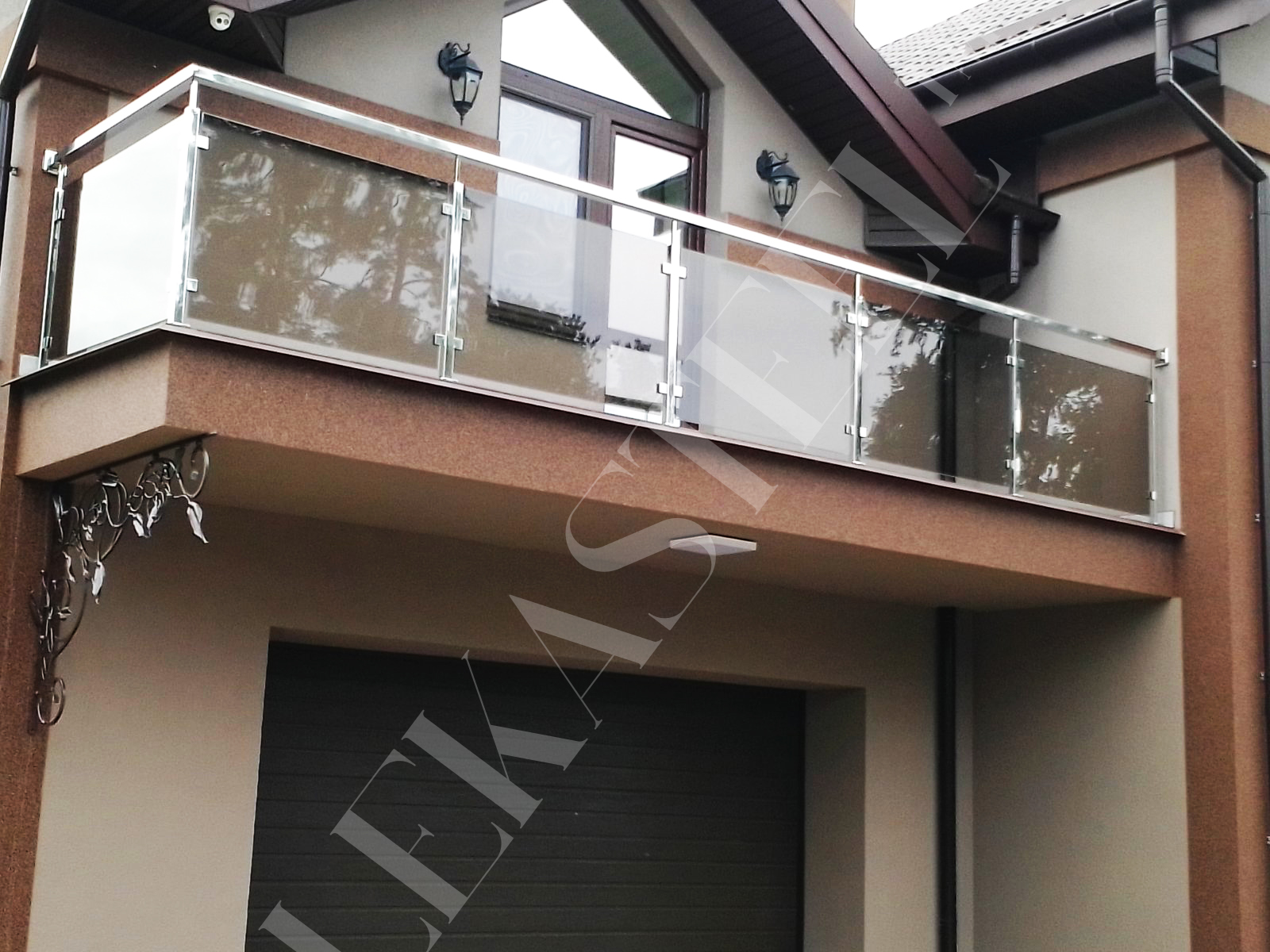 заказать стеклянное ограждение балкона с нержавейкой