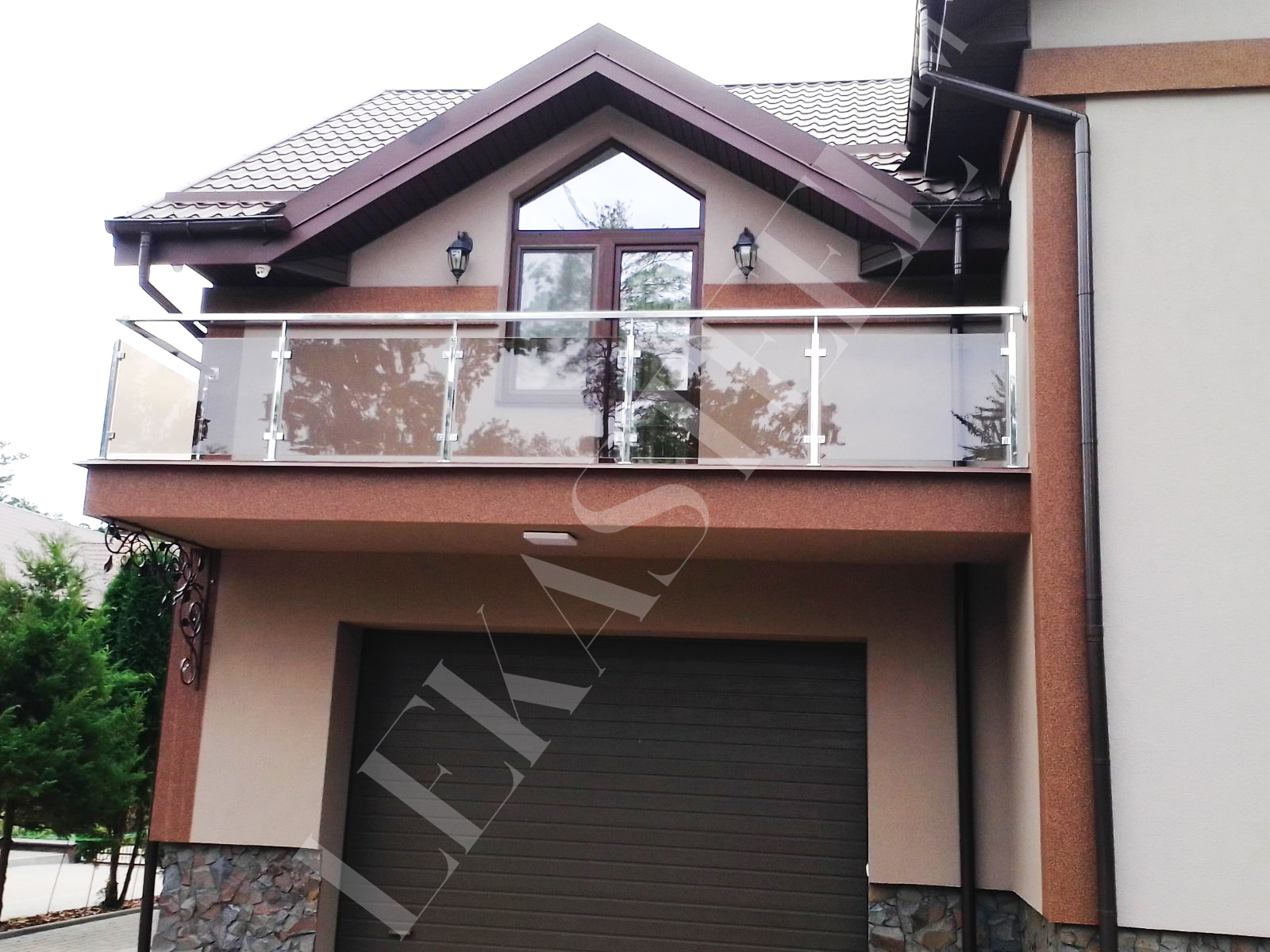 заказать стеклянное ограждение балкона в частном доме