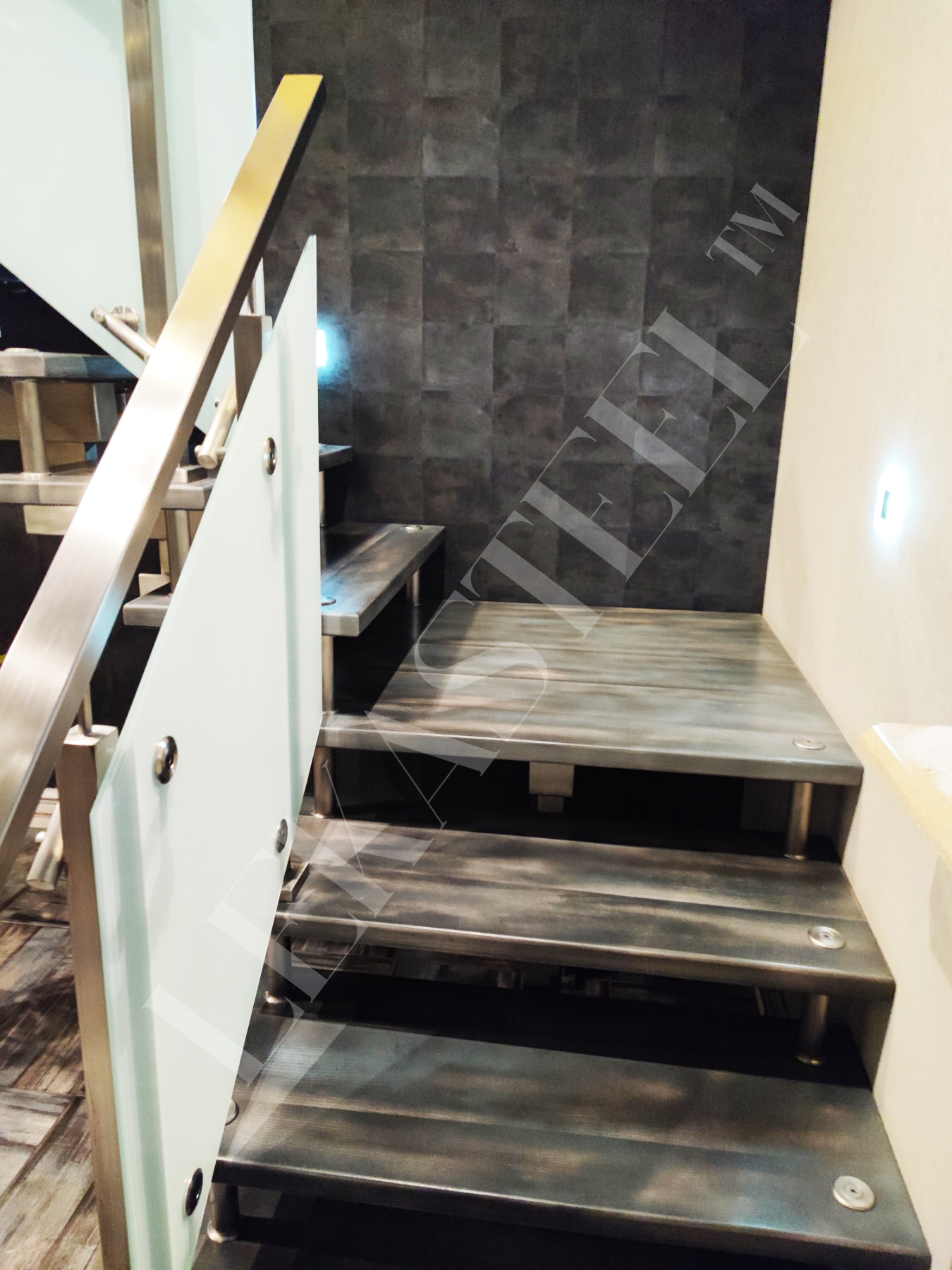 цена на стеклянное ограждение лестницы в частном доме