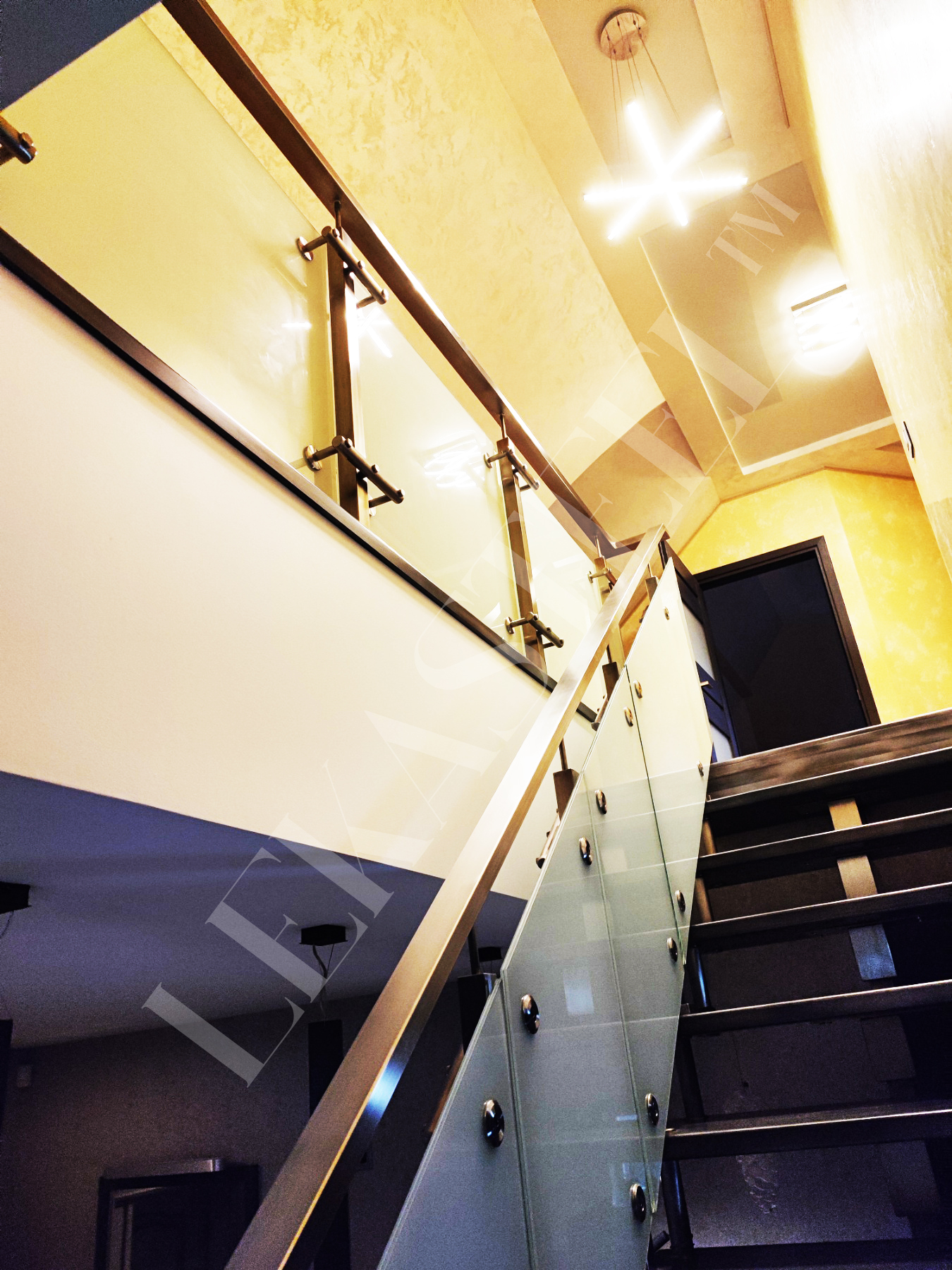 стеклянное ограждение лестницы + нержавейки. цена Lekasteel