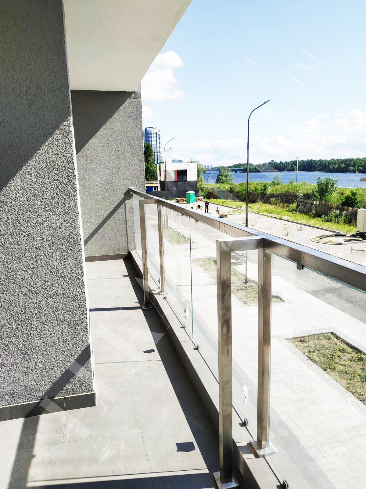 заказать стеклянное ограждение балкона + нержавейка цена