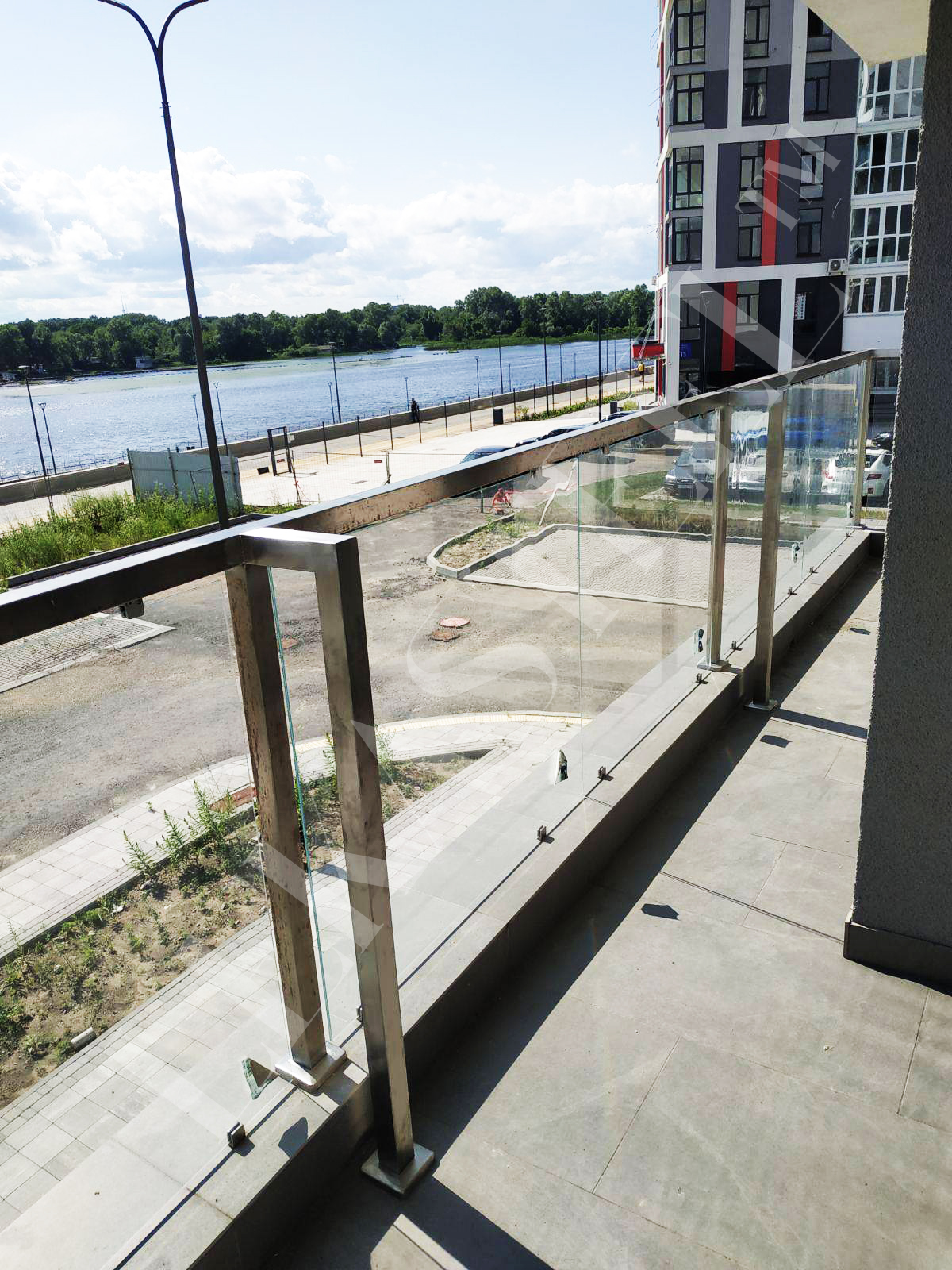 заказать стеклянное огражление балкона с нержавейкой