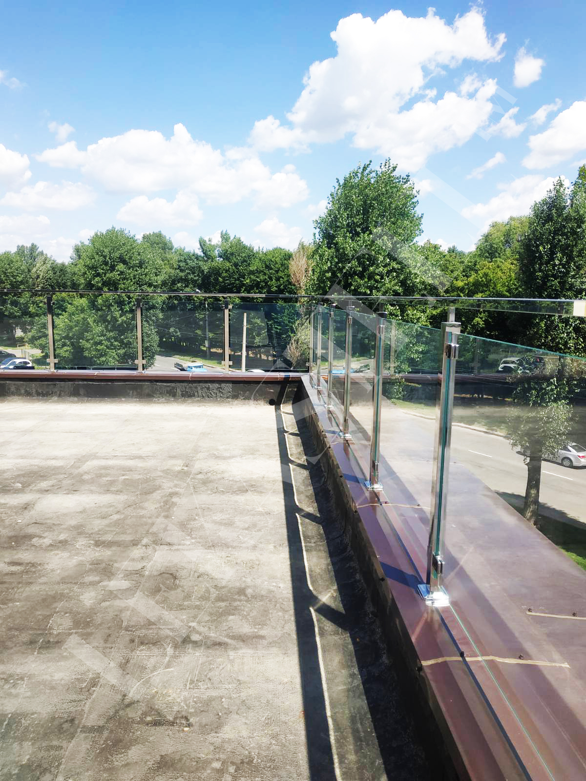 заказать качественное стеклянное ограждение террасы с нержавейкой