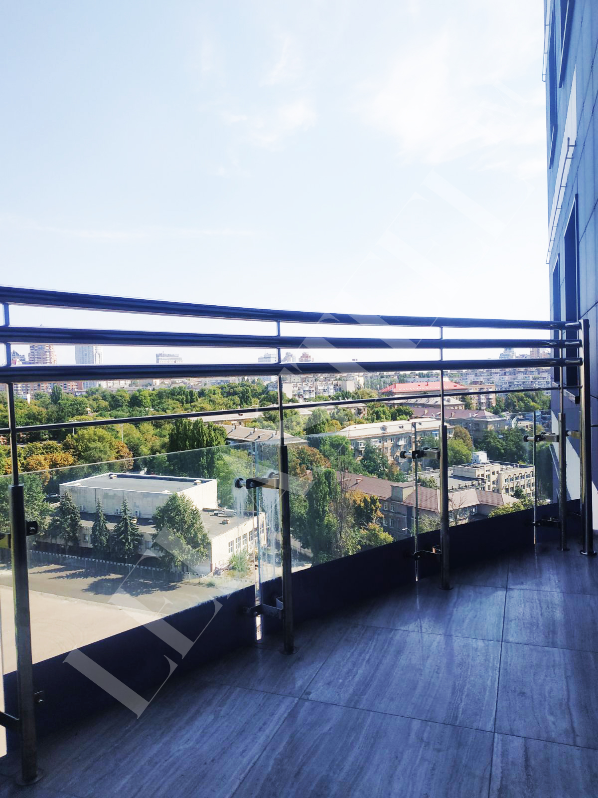 стеклянное ограждение балкона перилами