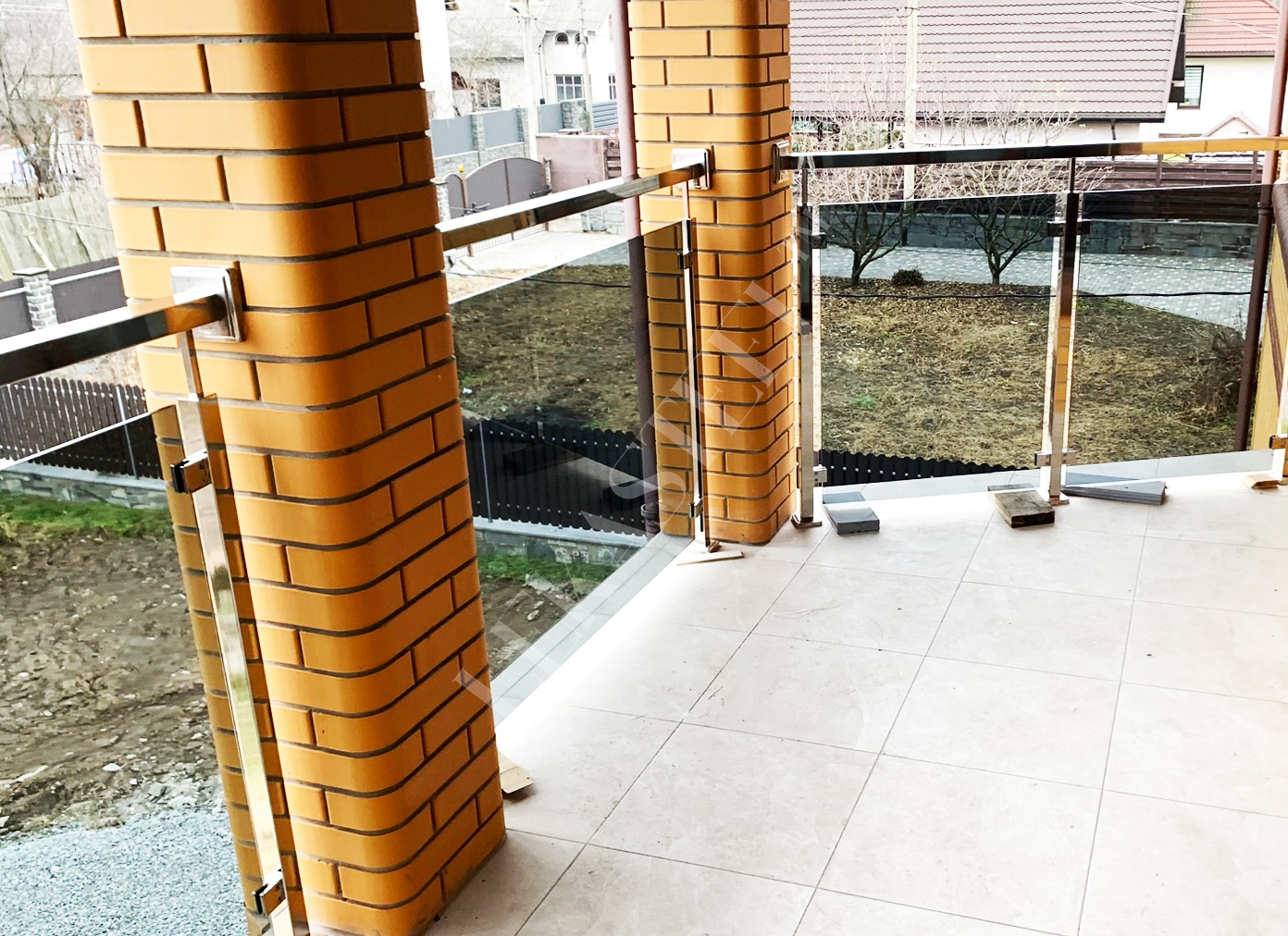 заказать ограждение балкона перилами из стекла