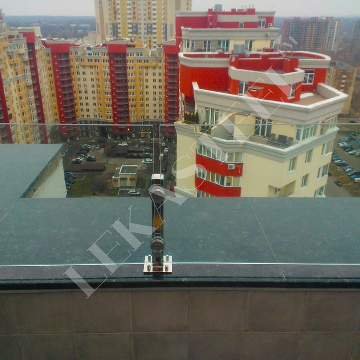 стеклянное ограждение террасы с нержавейкой в Киеве