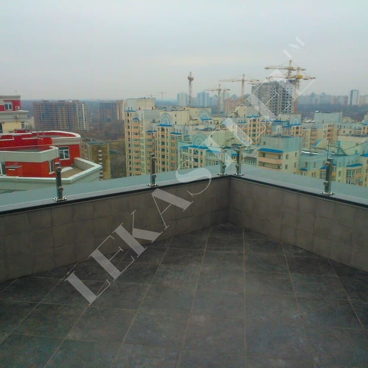 безопасное стеклянное ограждение террасы в Киеве