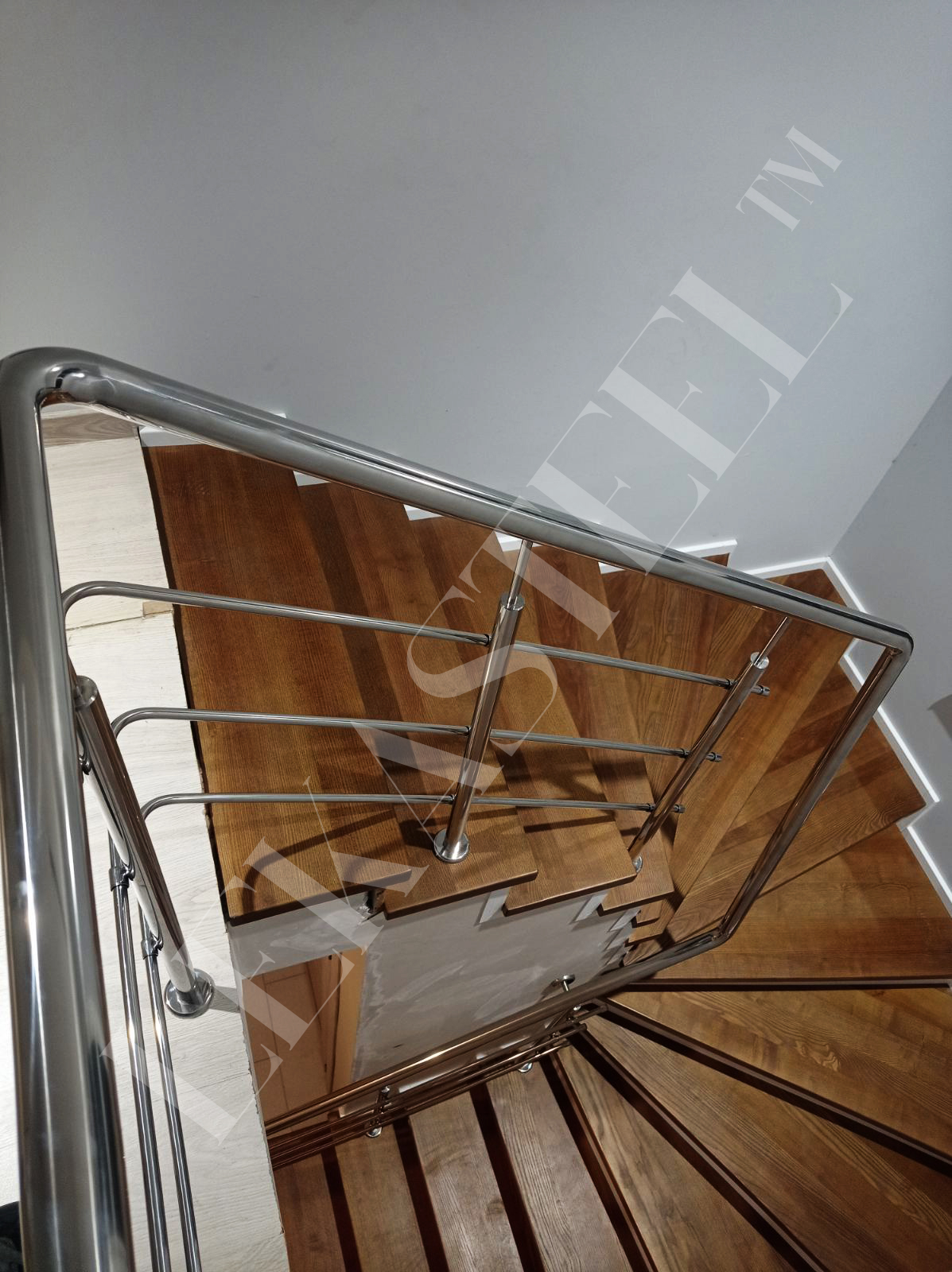 винтовые перила на лестнице из нержавеющей стали, цена от производителя