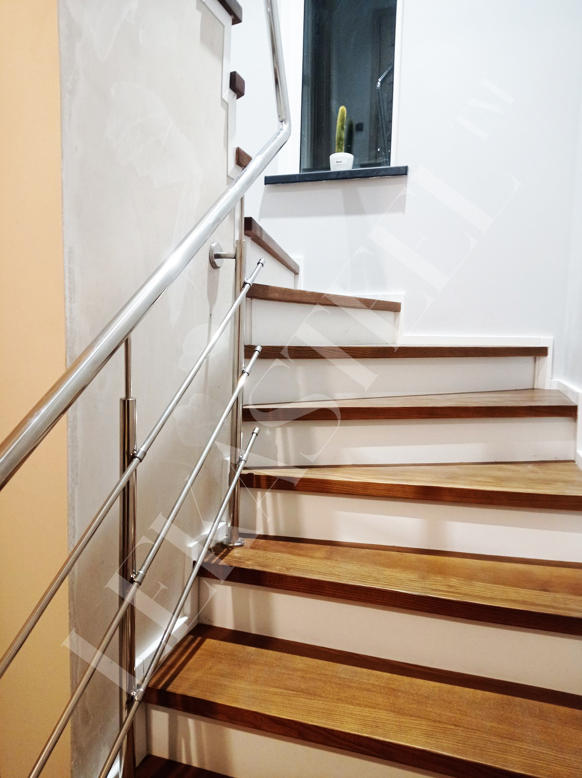 пристенные поручни и перила на лестницу