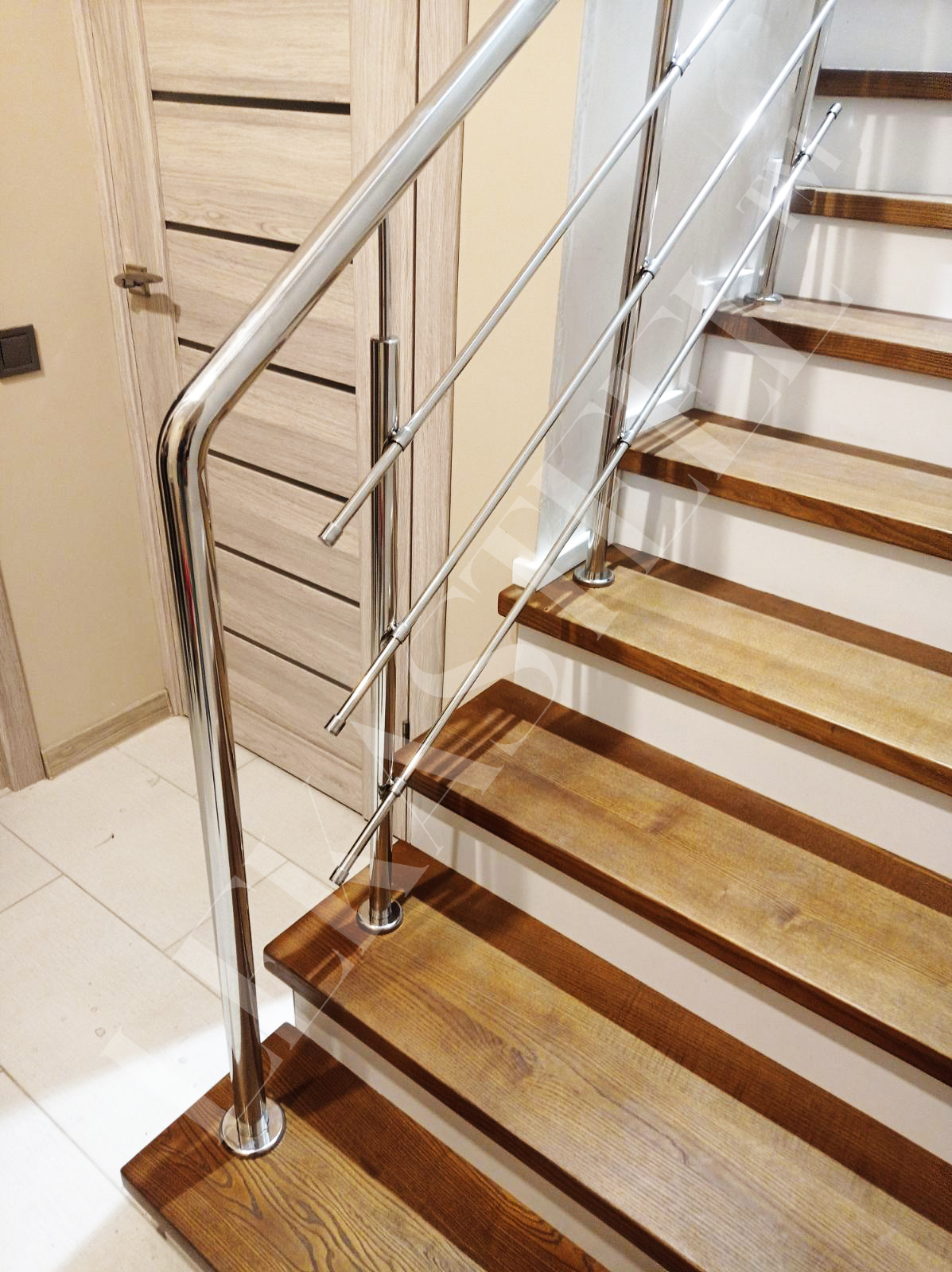 перила из нержавеющей стали на лестницу, три ригеля