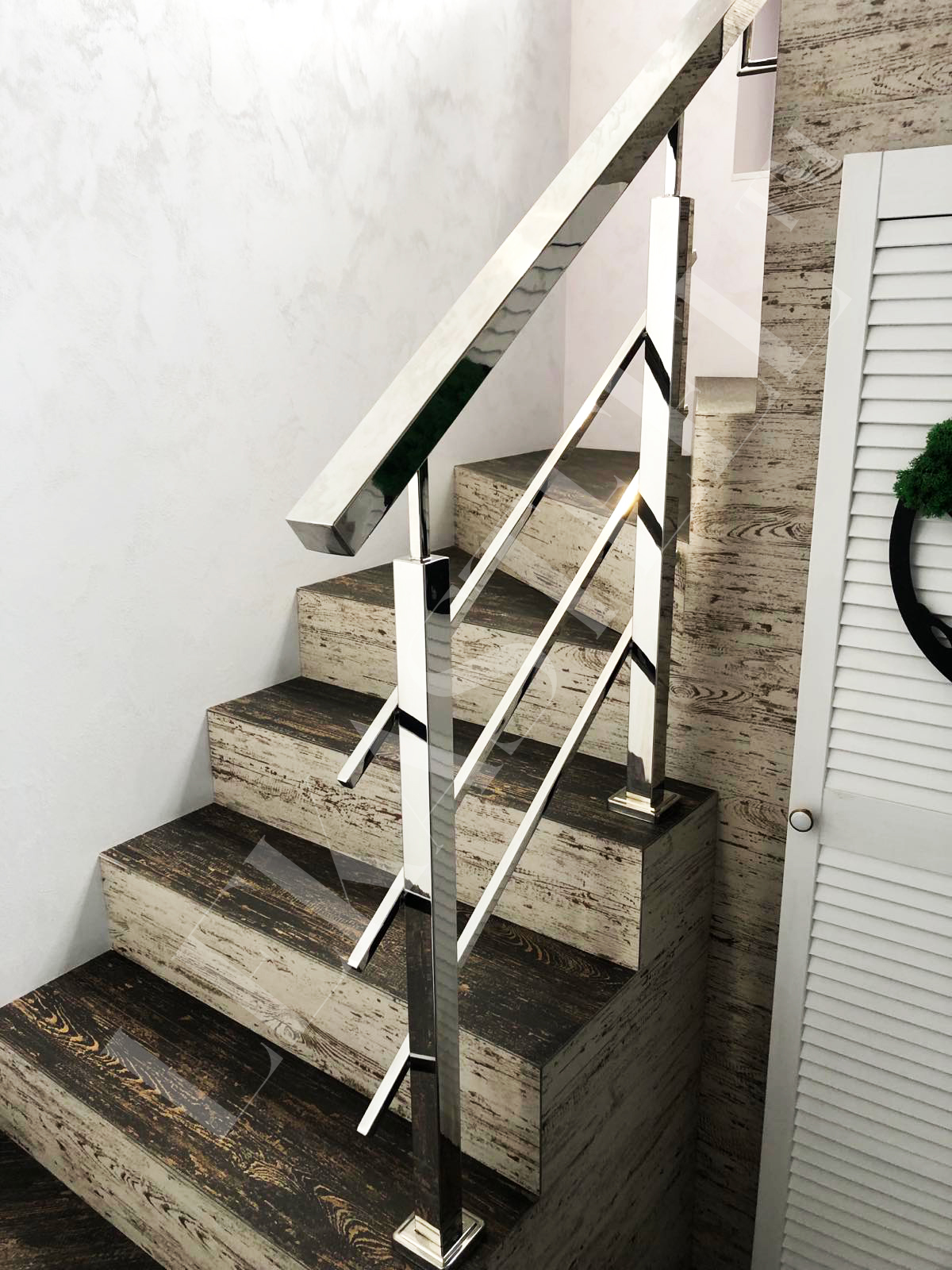 перила из профильной нержавеющей стали на лестницу