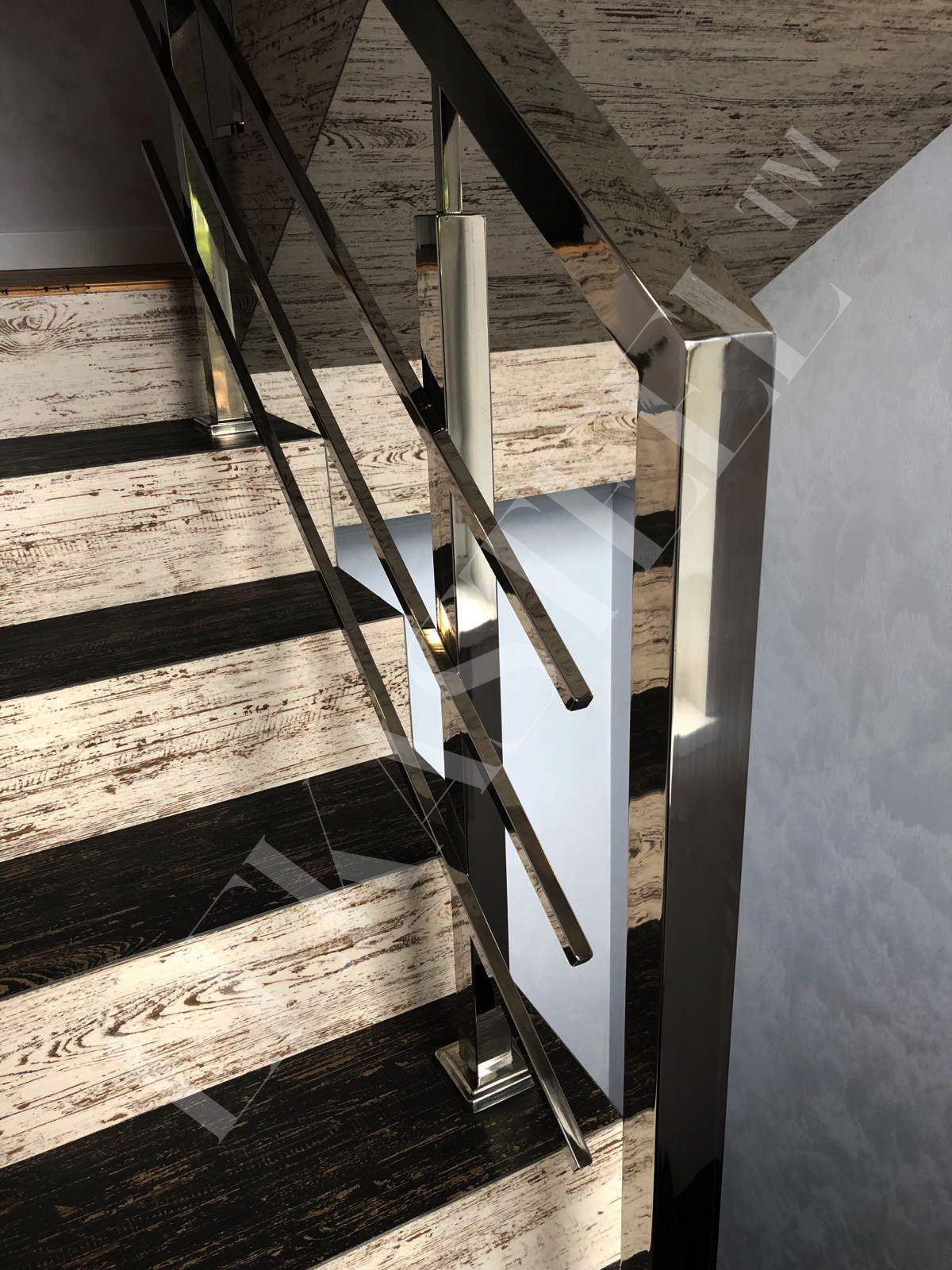 перила из профильной нержавейки на лестницу